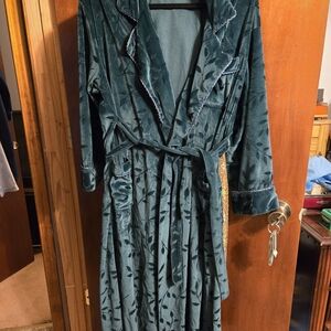 SMITH Deep Green Velvet Leaf Robe